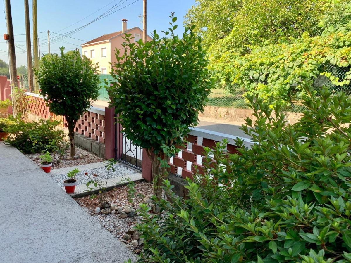A Casa Vermella Con Jardin A 10 Minutos De Santiago De Compostela Apartment Ortono Exterior photo