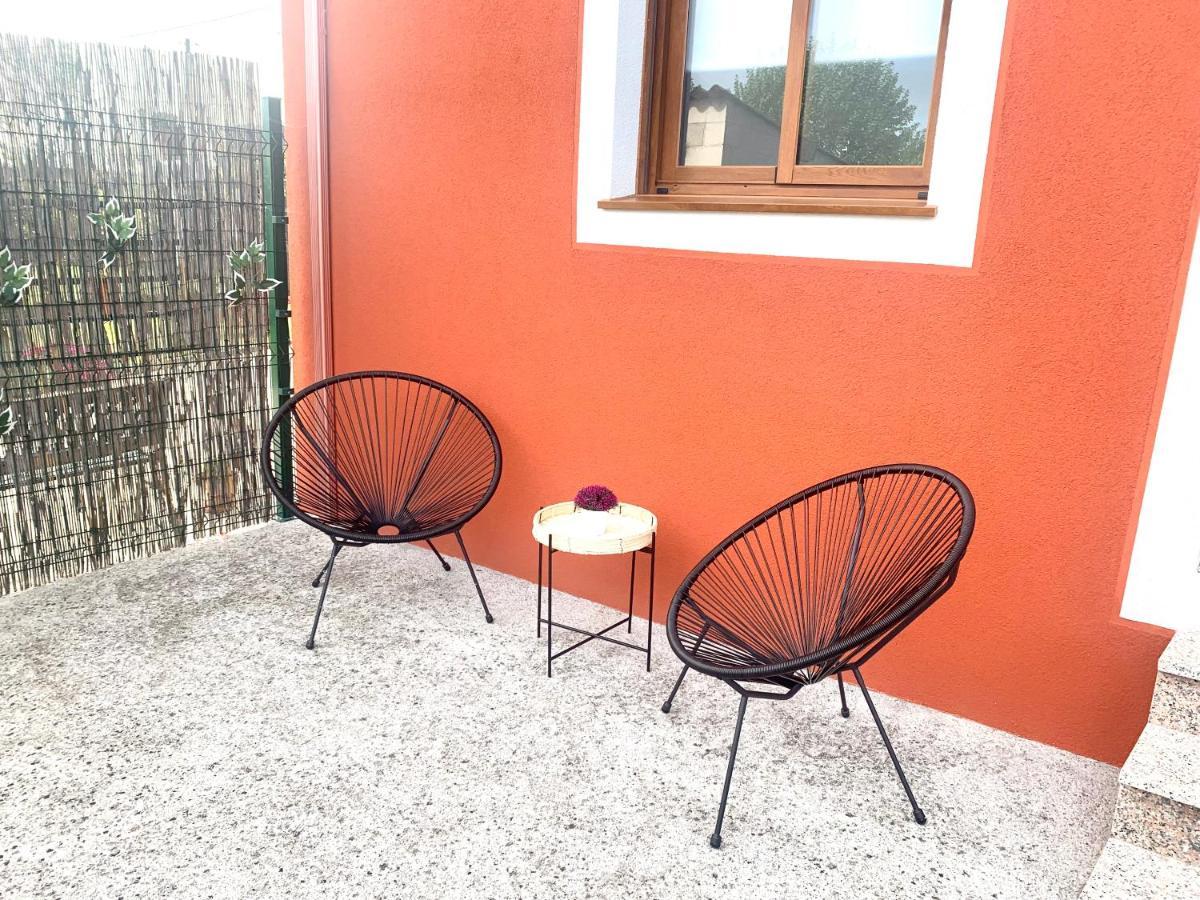 A Casa Vermella Con Jardin A 10 Minutos De Santiago De Compostela Apartment Ortono Exterior photo